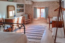 Chambre des orientalistes au 1er étage de l'aile ouest du Château de Riveneuve - Domaine à louer en Ariège pour mariage 