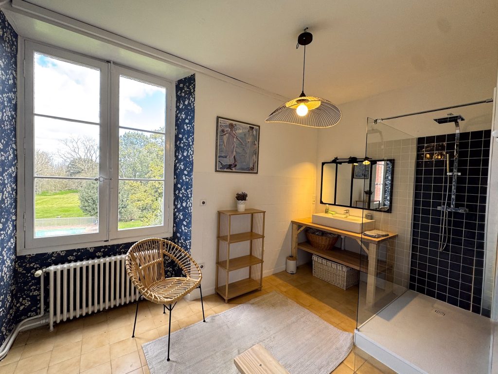 Salle de douche au 2e étage