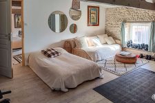 Salle de sport avec quatre couchages dans l'aile ouest du Château de Riveneuve - Location de château en Ariège