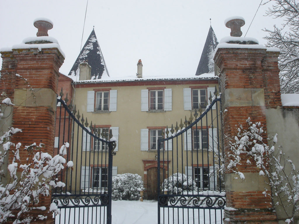 Château de Riveneuve sous la neige, à louer pour 37 personnes, vacances, mariages, week-ends