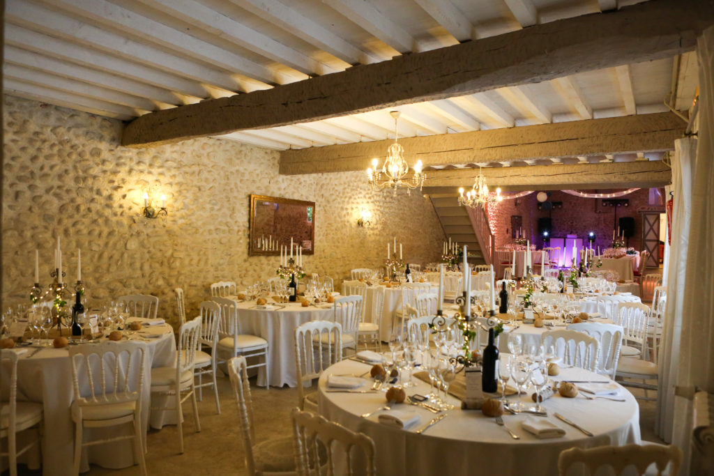 Repas de mariage au château de Riveneuve à louer au sud de Toulouse en Ariège