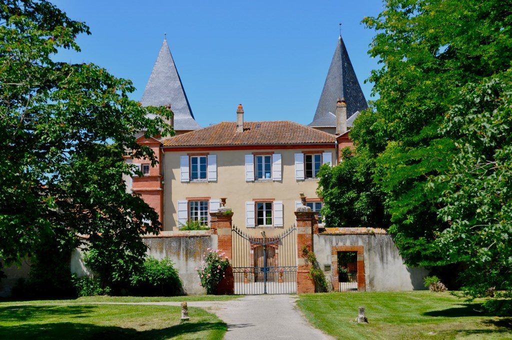 Chateau de Riveneuve à louer en Ariège, façade sud