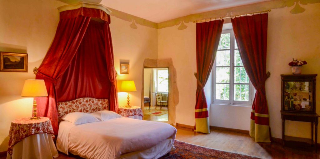 Chambre du château la Commanderie - location de château en Occitanie - Château pour vaccances en famille - château pour mariage en Occitanie - salle de réception  dans un château - cérémonie de mariage - séjour en famille - château pour cousinade en Occitanie - hébergement groupe château - château dans le sud de la France - domaine proche de Carcassonne - domaine proche de Toulouse - château cathare - château pour événements privés - château avec piscine