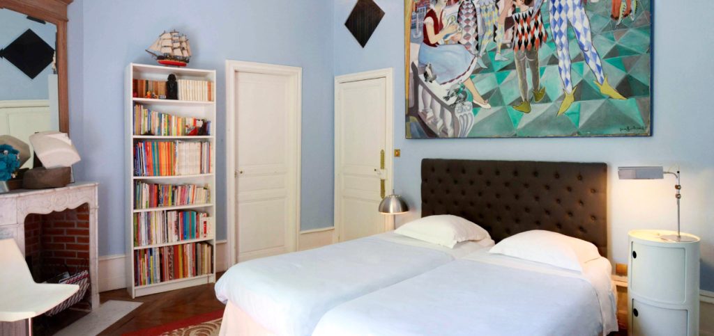 Chambre du château la Commanderie - location de château en Occitanie - Château pour vaccances en famille - château pour mariage en Occitanie - salle de réception  dans un château - cérémonie de mariage - séjour en famille - château pour cousinade en Occitanie - hébergement groupe château - château dans le sud de la France - domaine proche de Carcassonne - domaine proche de Toulouse - château cathare - château pour événements privés - château avec piscine