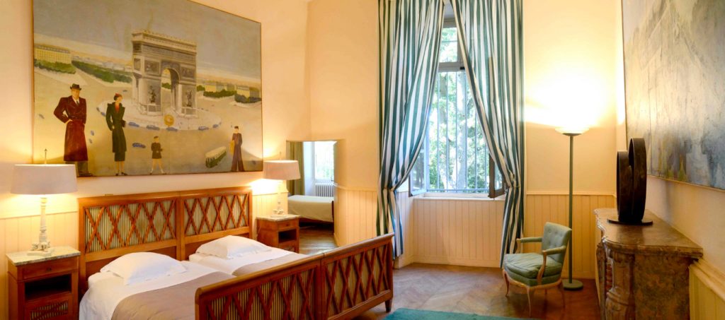 Chambre du château la Commanderie - location de château en Occitanie - Château pour vaccances en famille - château pour mariage en Occitanie - salle de réception  dans un château - cérémonie de mariage - séjour en famille - château pour cousinade en Occitanie - hébergement groupe château - château dans le sud de la France - domaine proche de Carcassonne - domaine proche de Toulouse - château cathare - château pour événements privés - château avec piscine