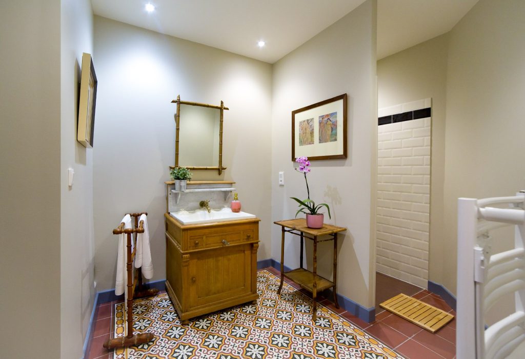 Salle de bain du château la Commanderie - location de château en Occitanie - Château pour vaccances en famille - château pour mariage en Occitanie - salle de réception  dans un château - cérémonie de mariage - séjour en famille - château pour cousinade en Occitanie - hébergement groupe château - château dans le sud de la France - domaine proche de Carcassonne - domaine proche de Toulouse - château cathare - château pour événements privés - château avec piscine