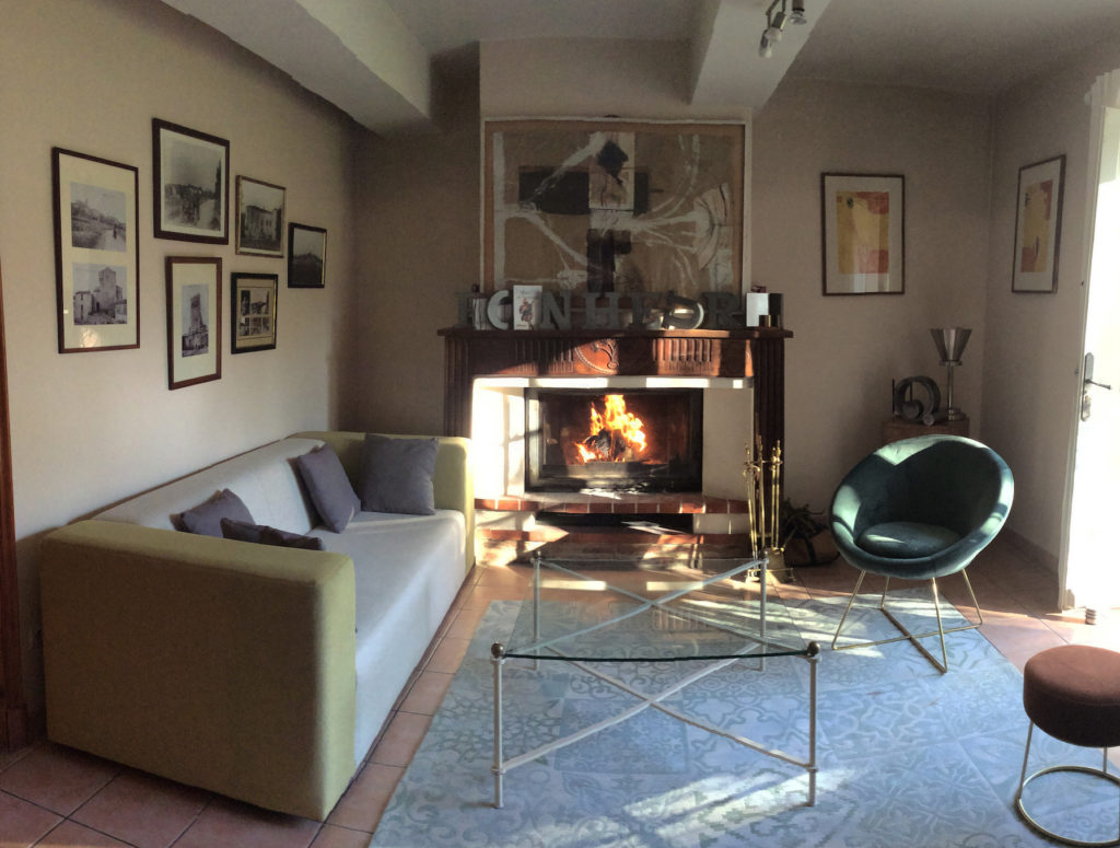 salon de la maison d'invités du Château la Commanderie - location de château en Occitanie - Château pour vaccances en famille - château pour mariage en Occitanie - salle de réception  dans un château - cérémonie de mariage - séjour en famille - château pour cousinade en Occitanie - hébergement groupe château - château dans le sud de la France - domaine proche de Carcassonne - domaine proche de Toulouse - château cathare - château pour événements privés - château avec piscine - château avec dépendance
