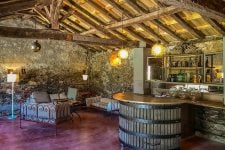 Salle de bar du château de la Bijoire  en Vendée - Château à louer pour mariage sejour, anniversaire week-end 