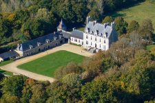 Vue arérienne du Château de Coislin à louer pour mariage ou vacances