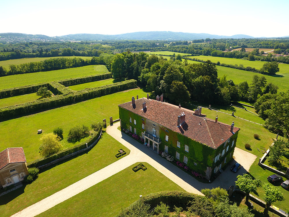 Vue aérienne du Château de Montplaisant Ain, domaine privé pour location de mariage et séjours tourisme près de Lyon et Genève.