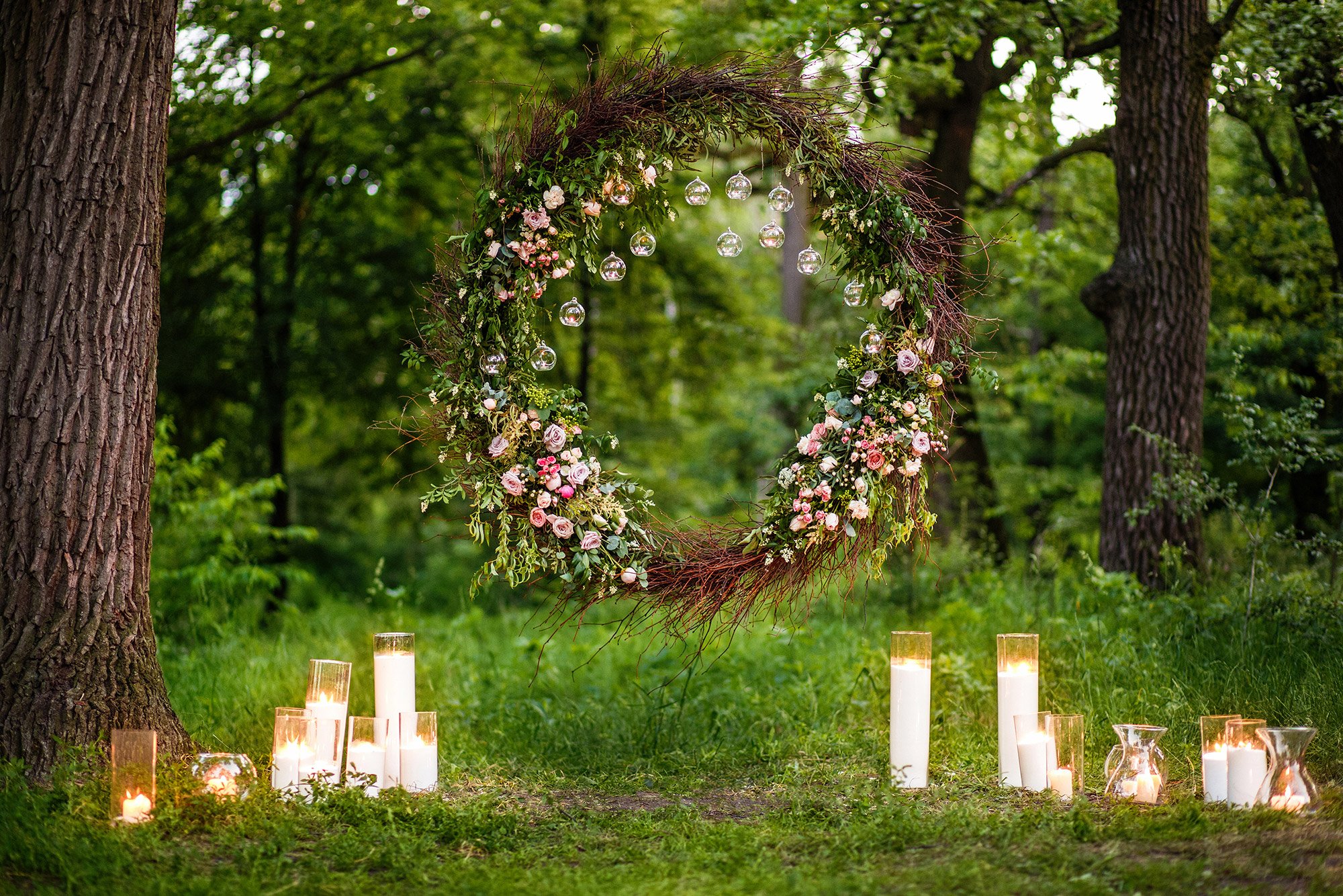 couronne de fleurs sauvages et bougies dans le parc