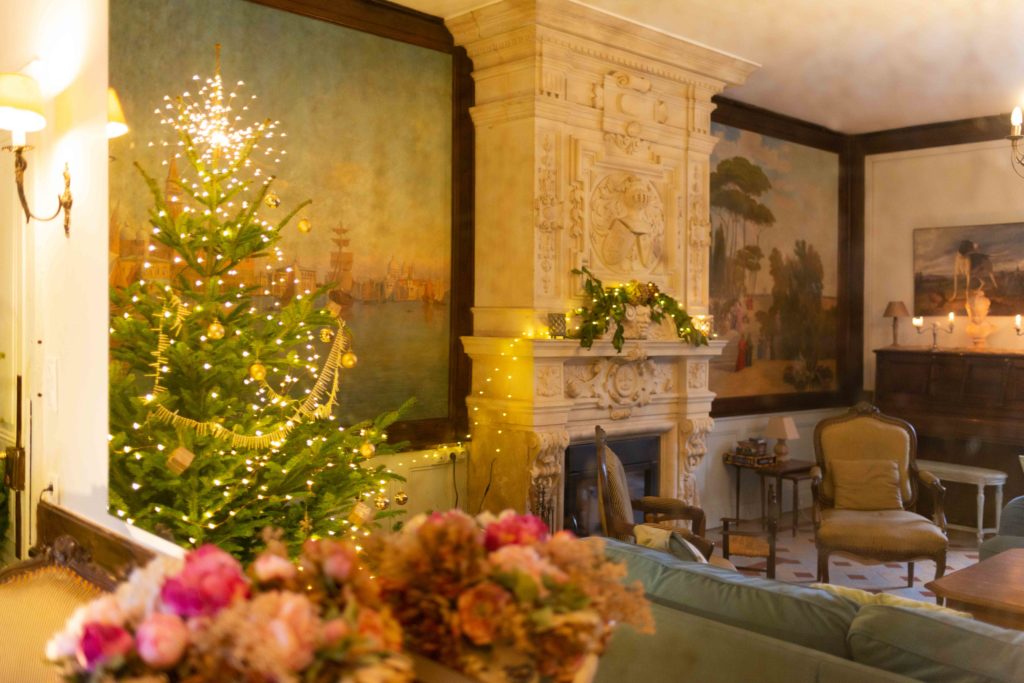 Cheminée et toiles peintes et décorée pour Noël dans le salon du château de Riveneuve