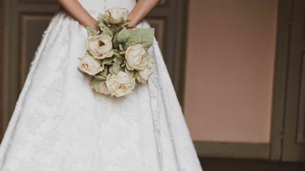 robe de mariée avec son bouquet