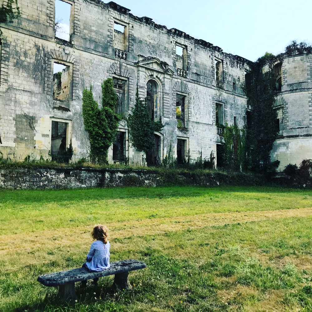 Banc de pierre devant le château de Montgoger en ruines