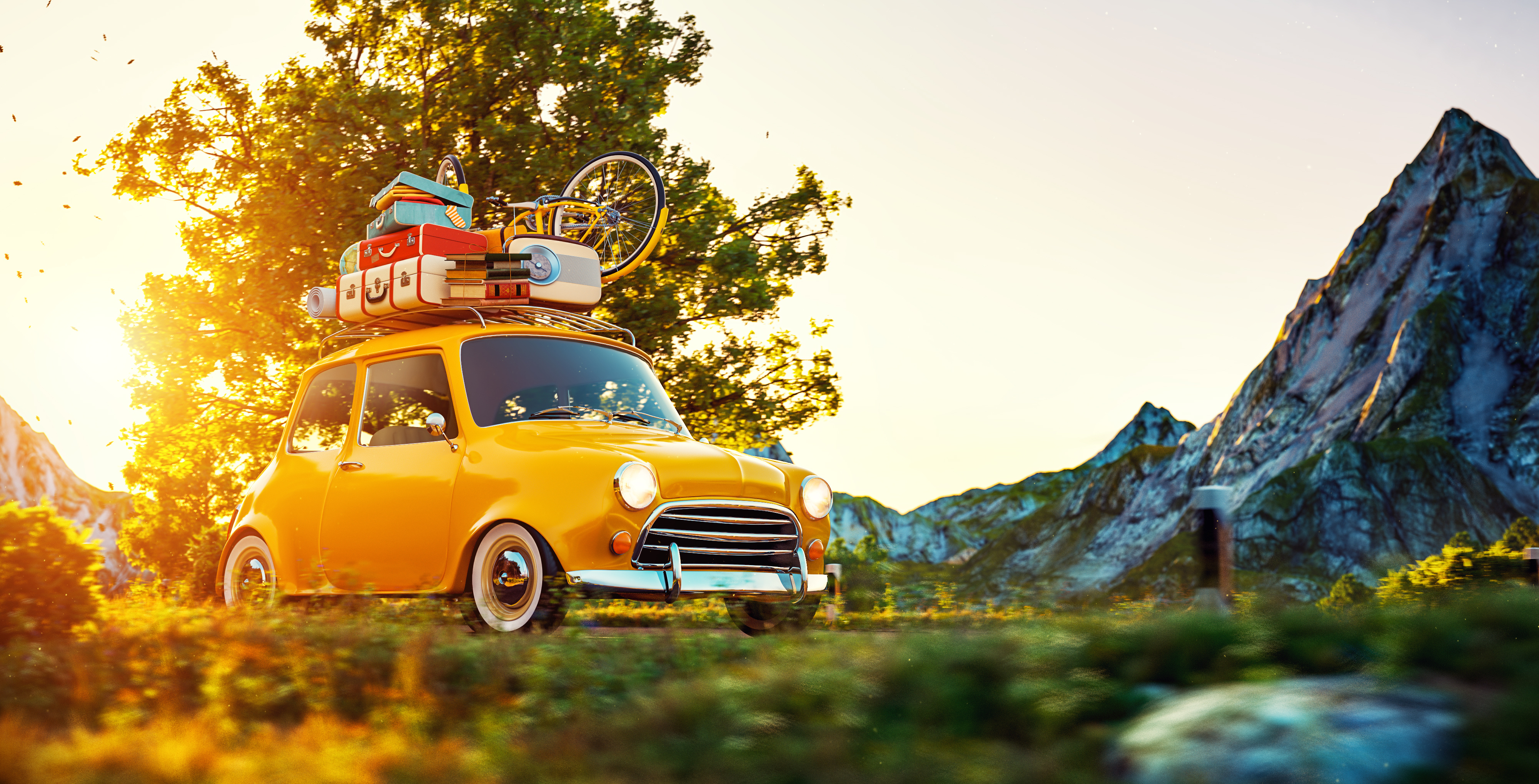 Petite voiture jaune en montagne avec bagages arrimés sur le toit