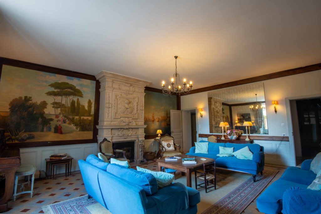 Grand salon agréable au château de Riveneuve, idéal pour passer un magnifique séjours en famille ou entre amis