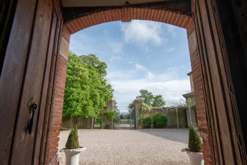 Vue de la cours depuis l'entrée du Château de Riveneuve - Château à louer mariage anniversaire cousinade