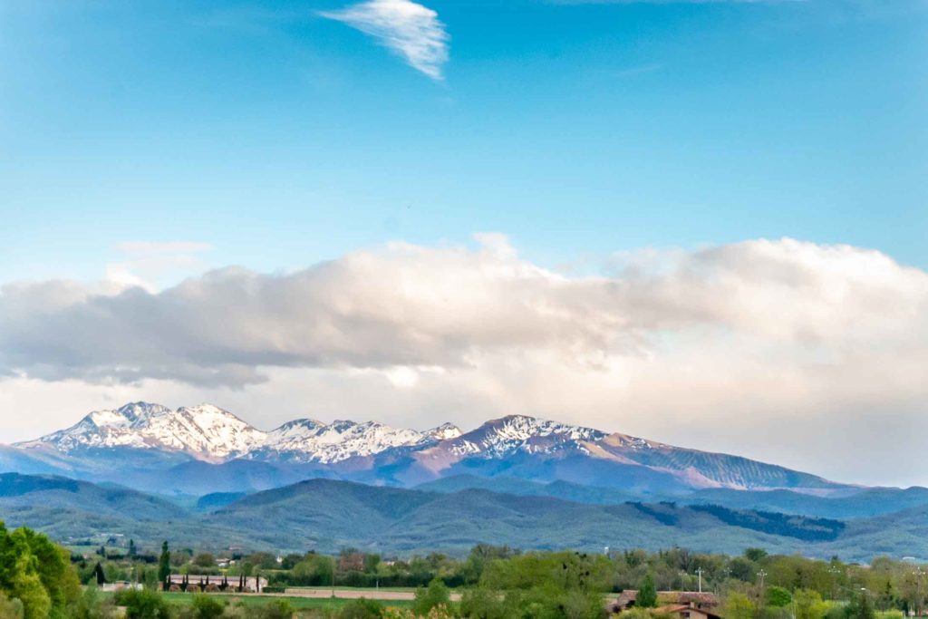 Les montagnes des Pyrénées visibles depuis le château de Riveneuve offrent un paysage époustouflant toute la journée