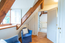 Couloir avec toilettes indépendantes et salle de bain.