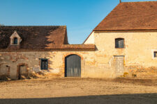 Les bâtiments agricoles du château.