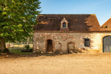 Les bâtiments agricoles du château.