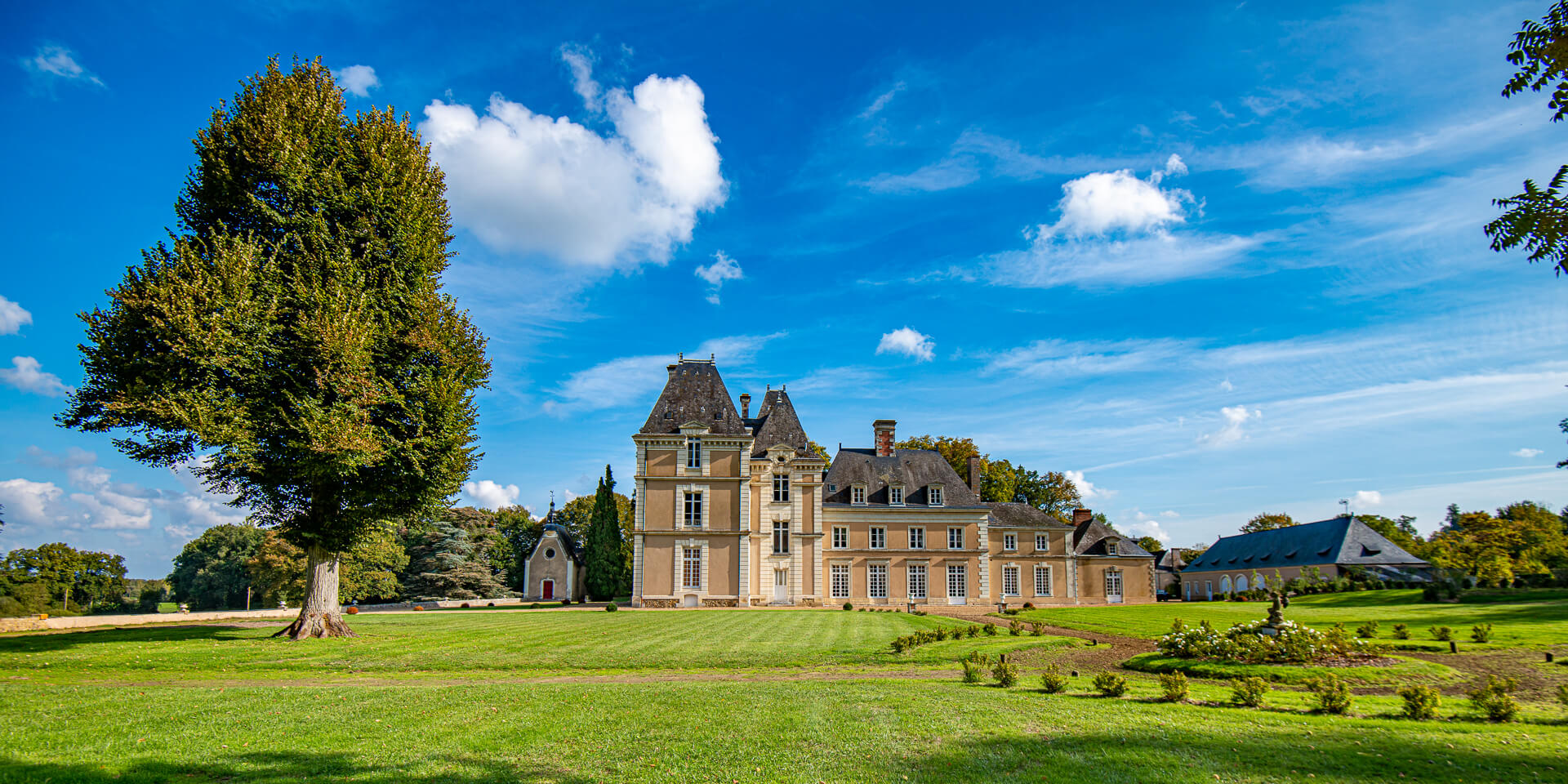 Vue du jardin et de la façade arrière du Château de Bouillierie