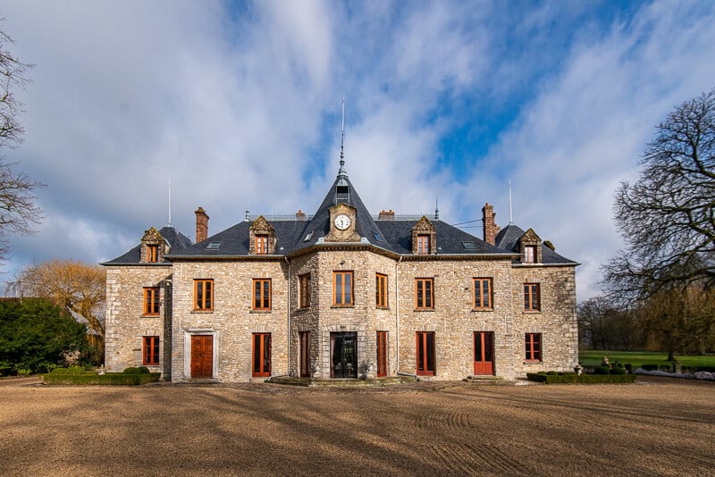 Château de Rubelles vu depuis la cours d'entrée. Location château proche de Paris.