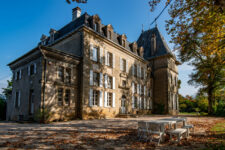 La façade principale du Château de Trioulou