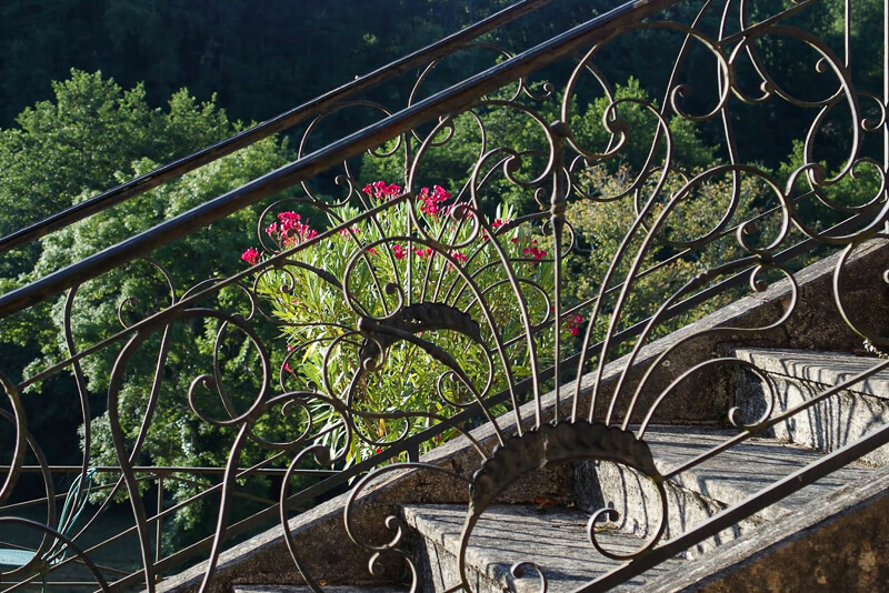 Chateau Garraube - Escaliers extérieurs et zone de roseraie
