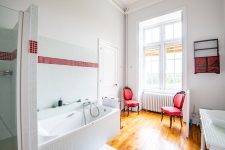 Salle de bain avec baignoire - Château de Pitray