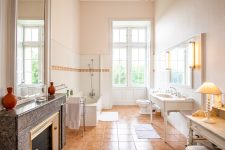 Salle de bain avec baignoire - Château de Pitray