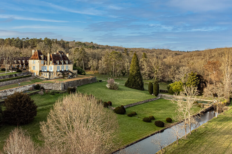 Photographie aérienne du Château Garraube, un château exclusif disponible à la location dans la région de la Dordogne en France. Près de Bergerac et à 1 heure de Bordeaux.