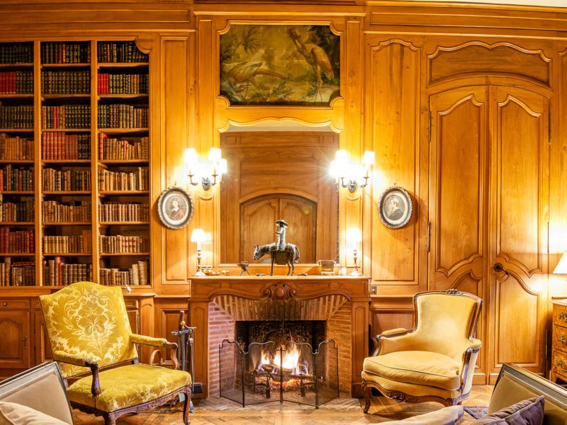 Photo de l'intérieur du salon d'hiver ou de la bibliothèque du Château Garraube, un château exclusif disponible à la location dans la région de la Dordogne, en France. Près de Bergerac et à 1 heure de Bordeaux.