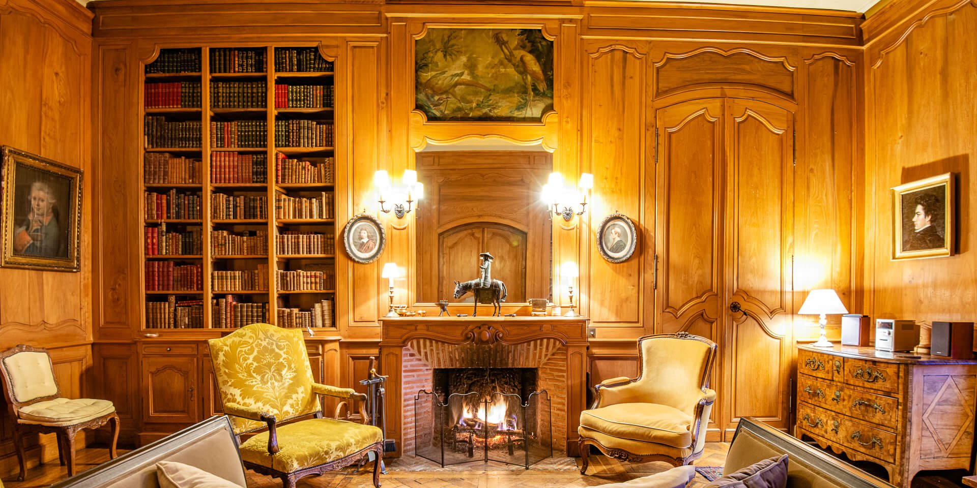 Photo de l'intérieur du salon d'hiver ou de la bibliothèque du Château Garraube, un château exclusif disponible à la location dans la région de la Dordogne, en France. Près de Bergerac et à 1 heure de Bordeaux.