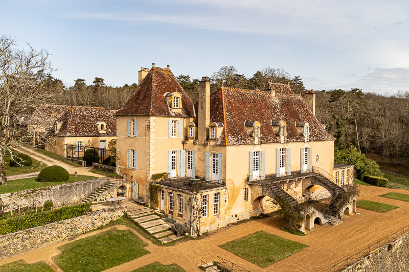 Photographie aérienne du Château Garraube, un château exclusif disponible à la location dans la région de la Dordogne en France. Près de Bergerac et à 1 heure de Bordeaux.