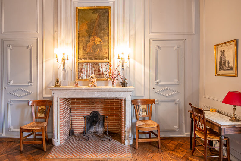Photo d'intérieur d'une chambre élégante au Château Garraube à 1 heure de Bordeaux, près de Bergerac, à louer exclusivement pour les vacances et les week-ends, il possède un immense bassin continuellement alimenté par un ruisseau naturel.