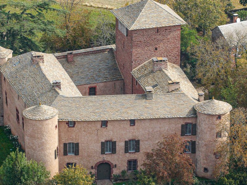 Vue aérienne du château d'Esplas, en location rien que pour vous