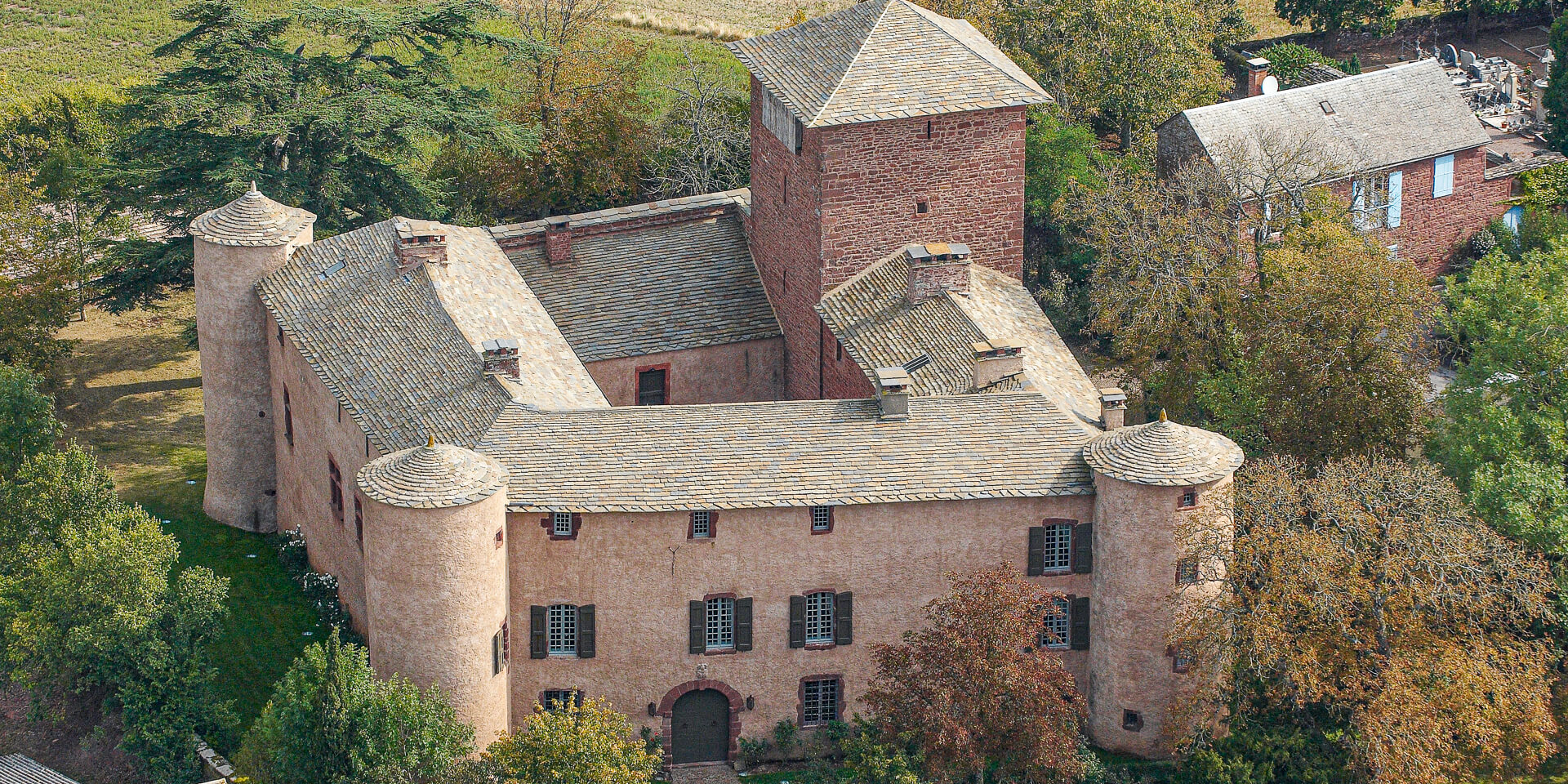 Vue aérienne du château d'Esplas, en location rien que pour vous