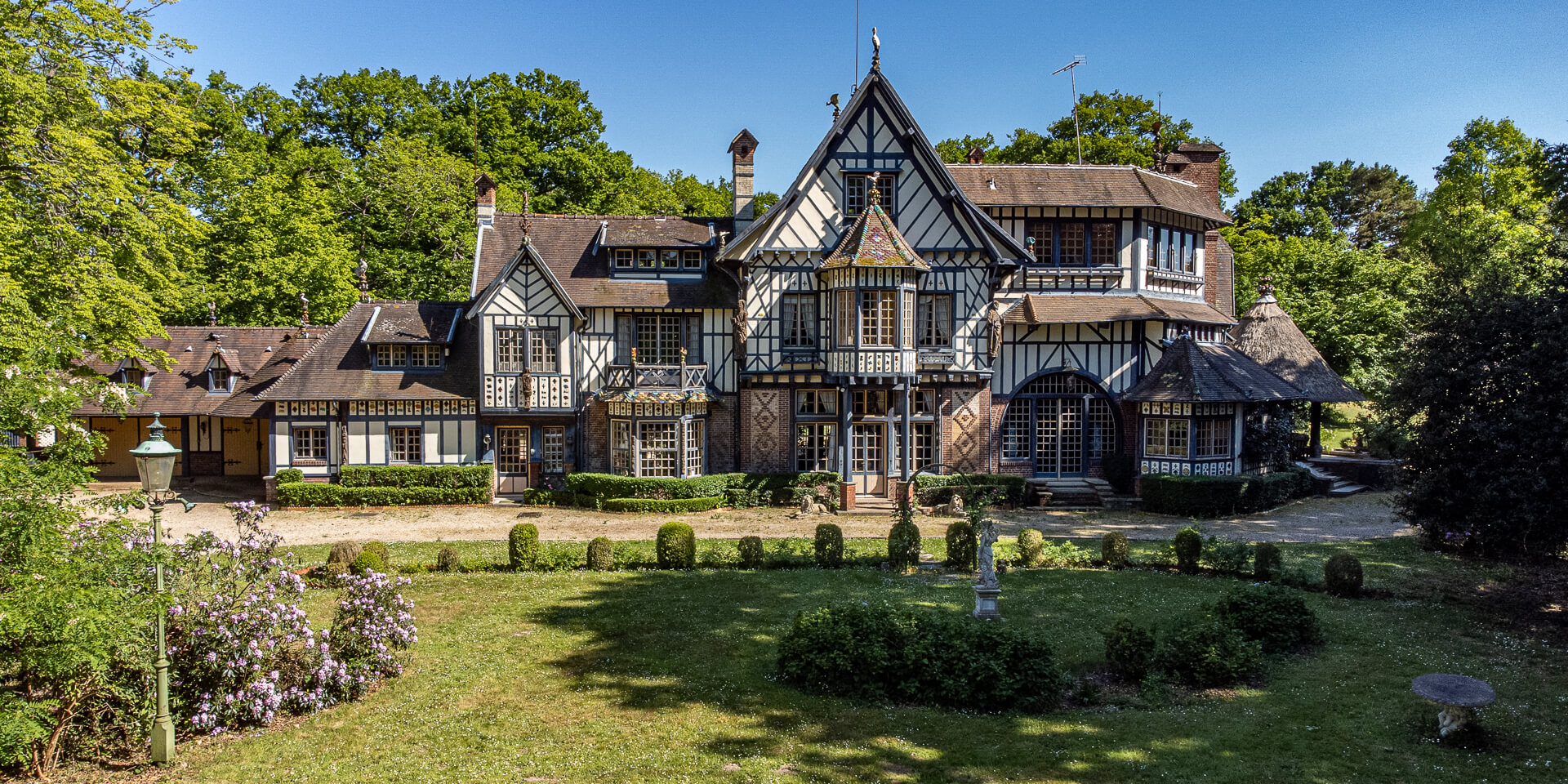 Vue aérienne de la face du manoir des Zoaques