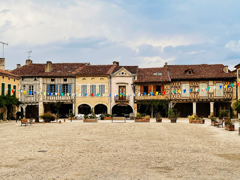 Ville de Labastide-d'Armagnac, modèle de la Place des Vosges à Paris, à 15 minutes du château de Briat, 40 en vélo