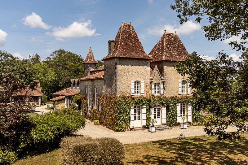 Par drone, élégante demeure familiale, dont une partie du château était le pavillon de chasse royal du roi Henri IV, piscine extérieure et court de tennis, située dans le vignoble familial d'armagnac, location exclusive.