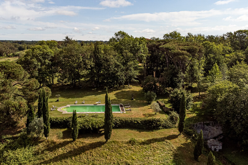 Par drone, élégante demeure familiale, dont une partie du château était le pavillon de chasse royal du roi Henri IV, piscine extérieure et court de tennis, située dans le vignoble familial d'armagnac, location exclusive.
