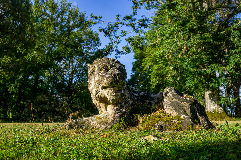 Statue de lion dans le domaine du château de Briat