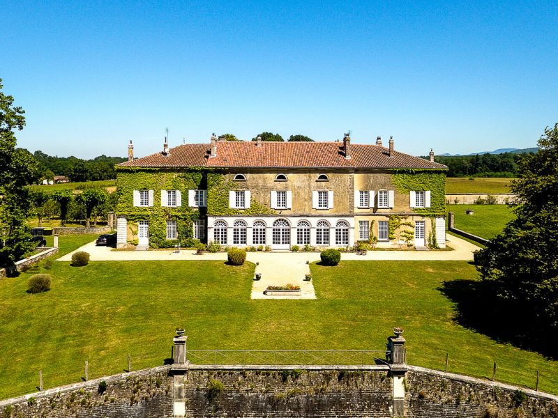 Une vue aérienne de la façade arrière et du jardin du Château de Montplaisant.