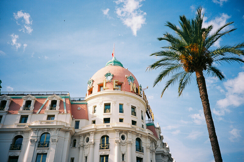 A palm in front of the Negresco hôtel in Nice