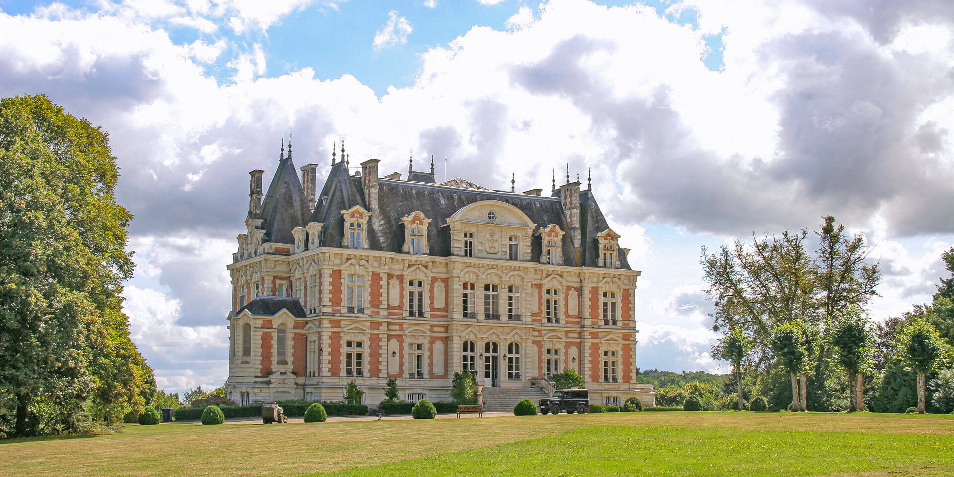 Ensemble de dessus de château d'anniversaire de 14 Algeria