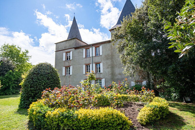 La façade du château de Riveneuve qui donne sur le jardin arrière.