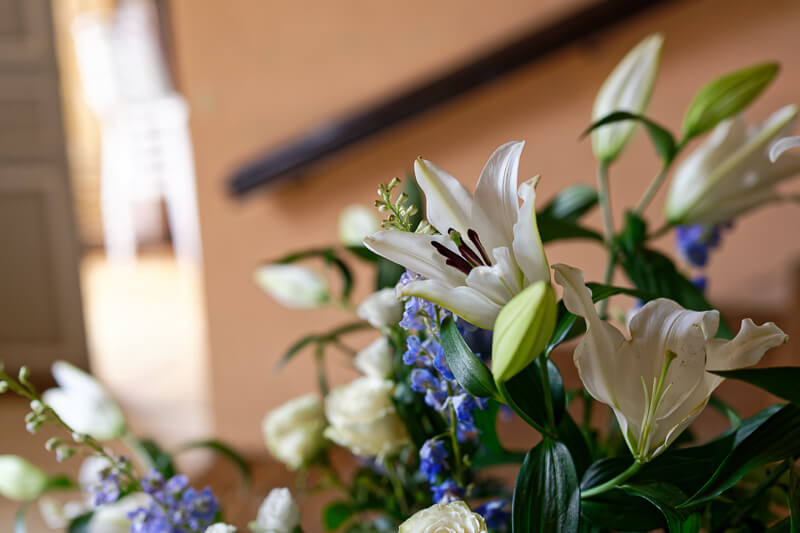 De nombreuses fleurs sont disposées pour la décoration du mariage