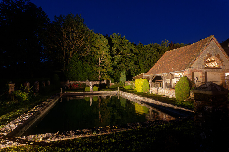 Le bassin du château de Villers-en-Ouche pris en photo de nuit