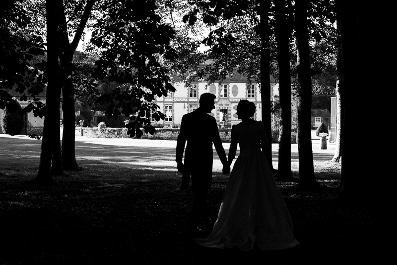 Jolie image en noir et blanc d'un couple fraîchement marié au château de Villers-en-Ouche